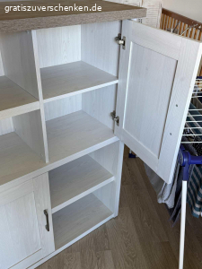 Kommode zu Verschenken. Kommode zu verschenken 

Nur Abholung und muss von der Gallerie noch getragen werden

Geht nur mit 2 Mann

Breite 106

Höhe 135

Tiefe 43