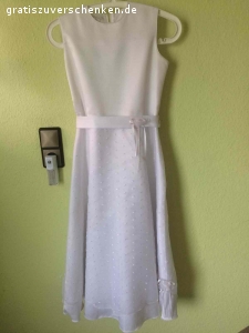 Kommunionkleid zu verschenken GR. 152. Bei Interesse bitte bei mir melden. Vor der Abgabe lasse ich es dann noch reinigen.