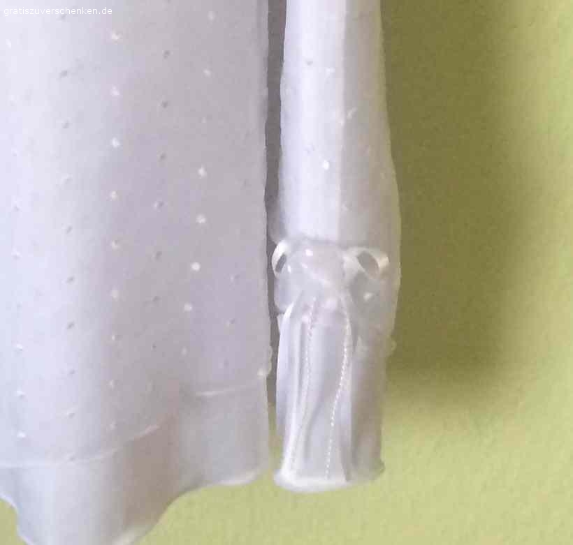 Kommunionkleid zu verschenken GR. 152. Bei Interesse bitte bei mir melden. Vor der Abgabe lasse ich es dann noch reinigen.