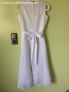 Kommunionkleid zu verschenken GR. 152. Bei Interesse bitte bei mir melden. Vor der Abgabe lasse ich es dann noch reinigen.