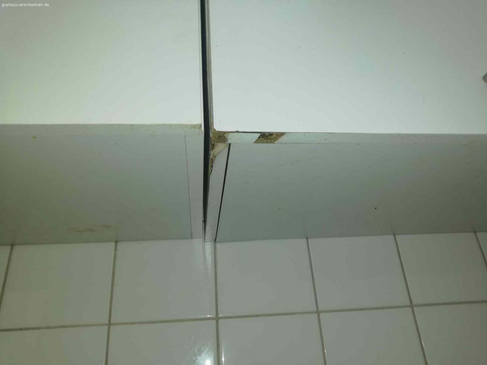 Küche zu verschenken. Hallo, gebe die Küche ab. 
Stand in der Wohnung von Vormieter. 
Muss alles richtig sauber gemacht werden. 
Kochplatte hat riß, backofen funktioniert, hab versuch mit scheuer Milch sauber zu machen schaffe leider nicht, weil ich schwanger bin. Sonst funktioniert alles gut. 
Wenn jemand die Küche anschauen möchte, kann sich gerne bei mir melden. 
Ohne spulmaschine. 
Nur komplette Küche abzugeben.