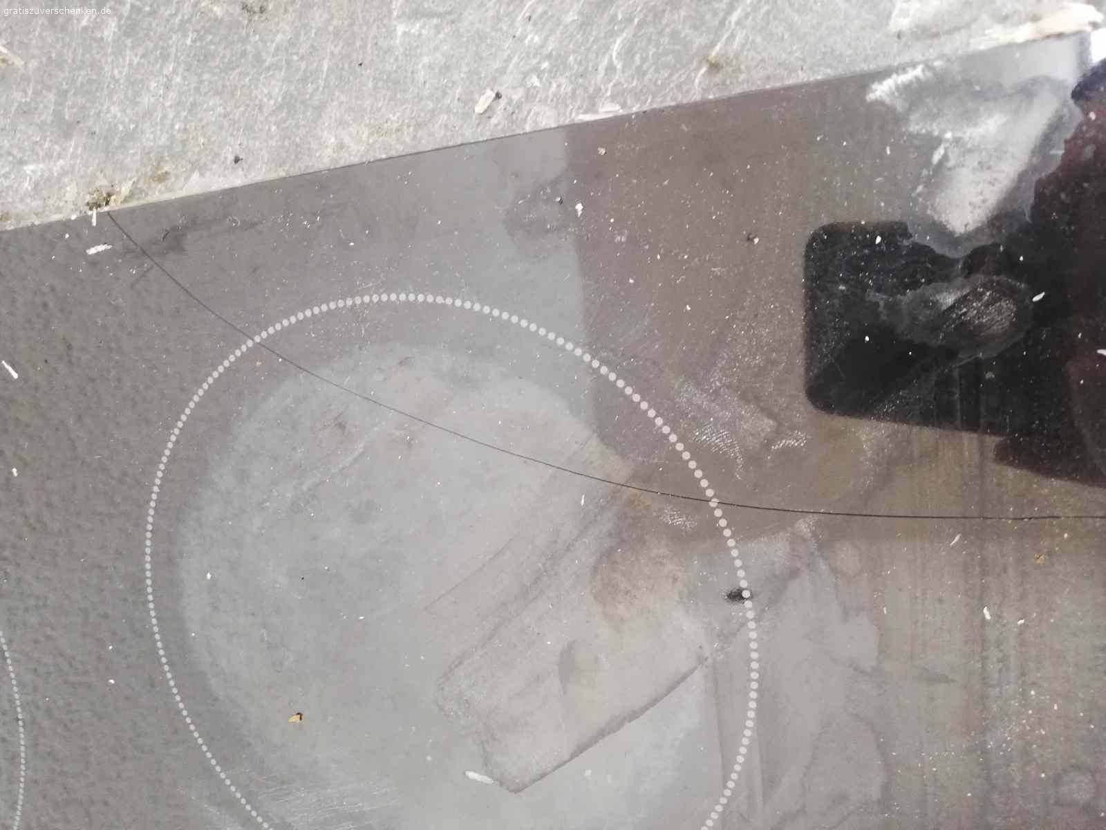 Küche zu verschenken. Hallo, gebe die Küche ab. 
Stand in der Wohnung von Vormieter. 
Muss alles richtig sauber gemacht werden. 
Kochplatte hat riß, backofen funktioniert, hab versuch mit scheuer Milch sauber zu machen schaffe leider nicht, weil ich schwanger bin. Sonst funktioniert alles gut. 
Wenn jemand die Küche anschauen möchte, kann sich gerne bei mir melden. 
Ohne spulmaschine. 
Nur komplette Küche abzugeben.