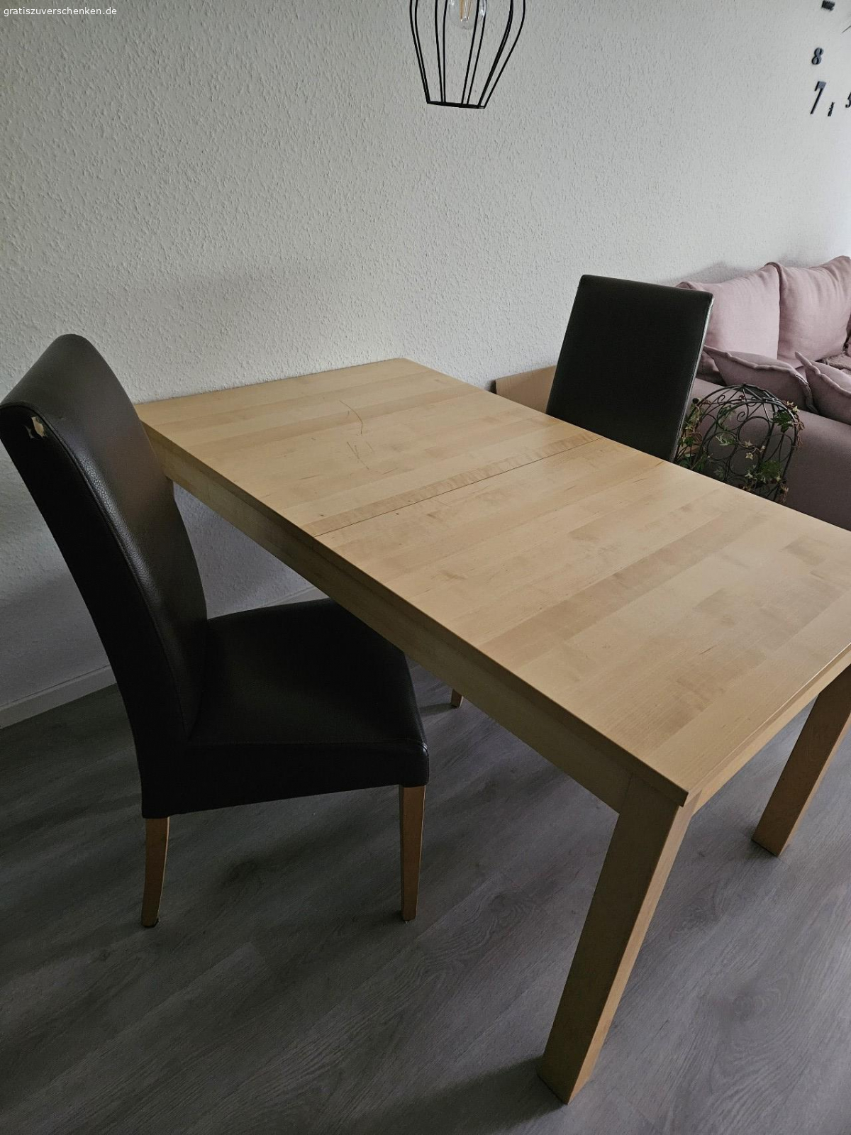 Küchentisch inklusive 2 Stühlen. Ich verschenke einen großen Küchentisch B 84 cm, L 140 cm, H 74 cm inkl 2 Stühlen, nur an Selbstabholer