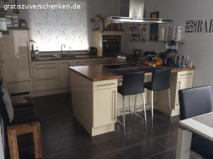 Küchezeile mit Kochinsel komplett mit Elektrogeräten. Die Küche ist 19 Jahre alt und ist in einem guten Zustand. Lediglich die Arbeitsplatte und die Tür vom Kühlschrank haben jeweils einen kleinen Kratzer. Der Dunstabzug ist nicht mehr Funktionsfähig.
Die Küche ist schon abgebaut und könnte sofort abgeholt werden.