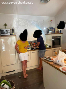 Küchezeile mit Kochinsel komplett mit Elektrogeräten. Die Küche ist 19 Jahre alt und ist in einem guten Zustand. Lediglich die Arbeitsplatte und die Tür vom Kühlschrank haben jeweils einen kleinen Kratzer. Der Dunstabzug ist nicht mehr Funktionsfähig.
Die Küche ist schon abgebaut und könnte sofort abgeholt werden.