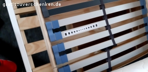 Lattenrost + Matratze 80x200. Guten Lattenrost 80x200 mit Kopfteilverstellung zu verschenken. Lattenrost kann zum einfachen Transport 1x geklappt werden. Passende Matratze von Ravensberger und Topper.