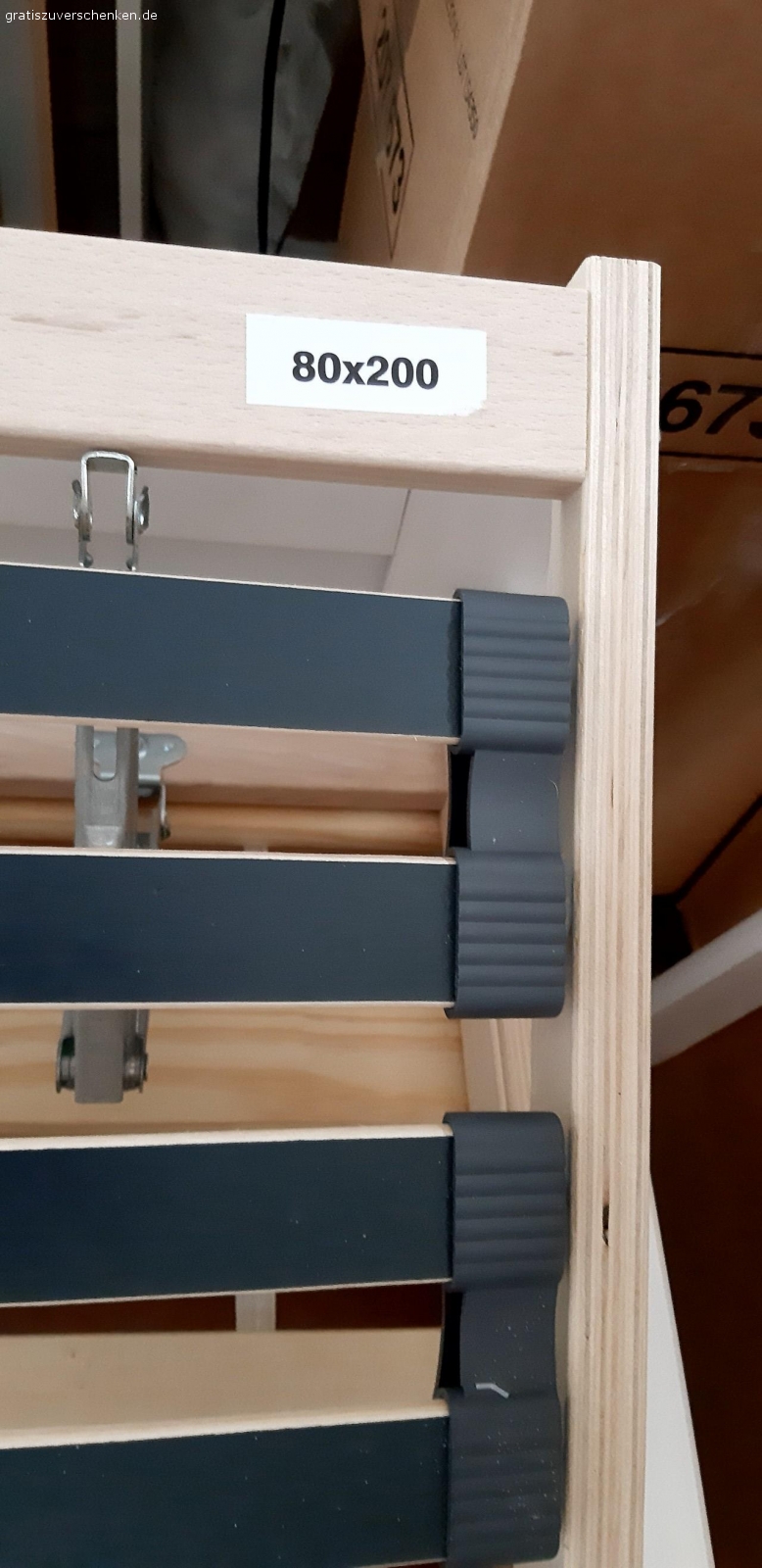 Lattenrost + Matratze 80x200. Guten Lattenrost 80x200 mit Kopfteilverstellung zu verschenken. Lattenrost kann zum einfachen Transport 1x geklappt werden. Passende Matratze von Ravensberger und Topper.