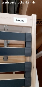 Lattenrost + Matratze 80x200. Guten Lattenrost 80x200 mit Kopfteilverstellung zu verschenken. Lattenrost kann zum einfachen Transport 1x geklappt werden. Passende Matratze von Ravensberger und Topper.