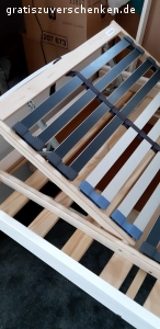 Lattenrost + Matratze 80x200. Guten Lattenrost 80x200 mit Kopfteilverstellung zu verschenken. Lattenrost kann zum einfachen Transport 1x geklappt werden. Passende Matratze von Ravensberger und Topper.