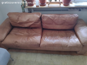 Ledercouch zu verschenken. 25 Jahre alte Ledercouch (3 Sitzer) mit Echtfeder Kissen. 
Farbe: braun. 
Material: Echtleder