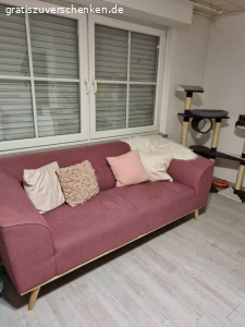 Lila Couch/Sofa zu Verschenken. Habe es ungefähr 7Jahre benutzt. Hat paar fFecken die man bestimmt sauber bekommt.