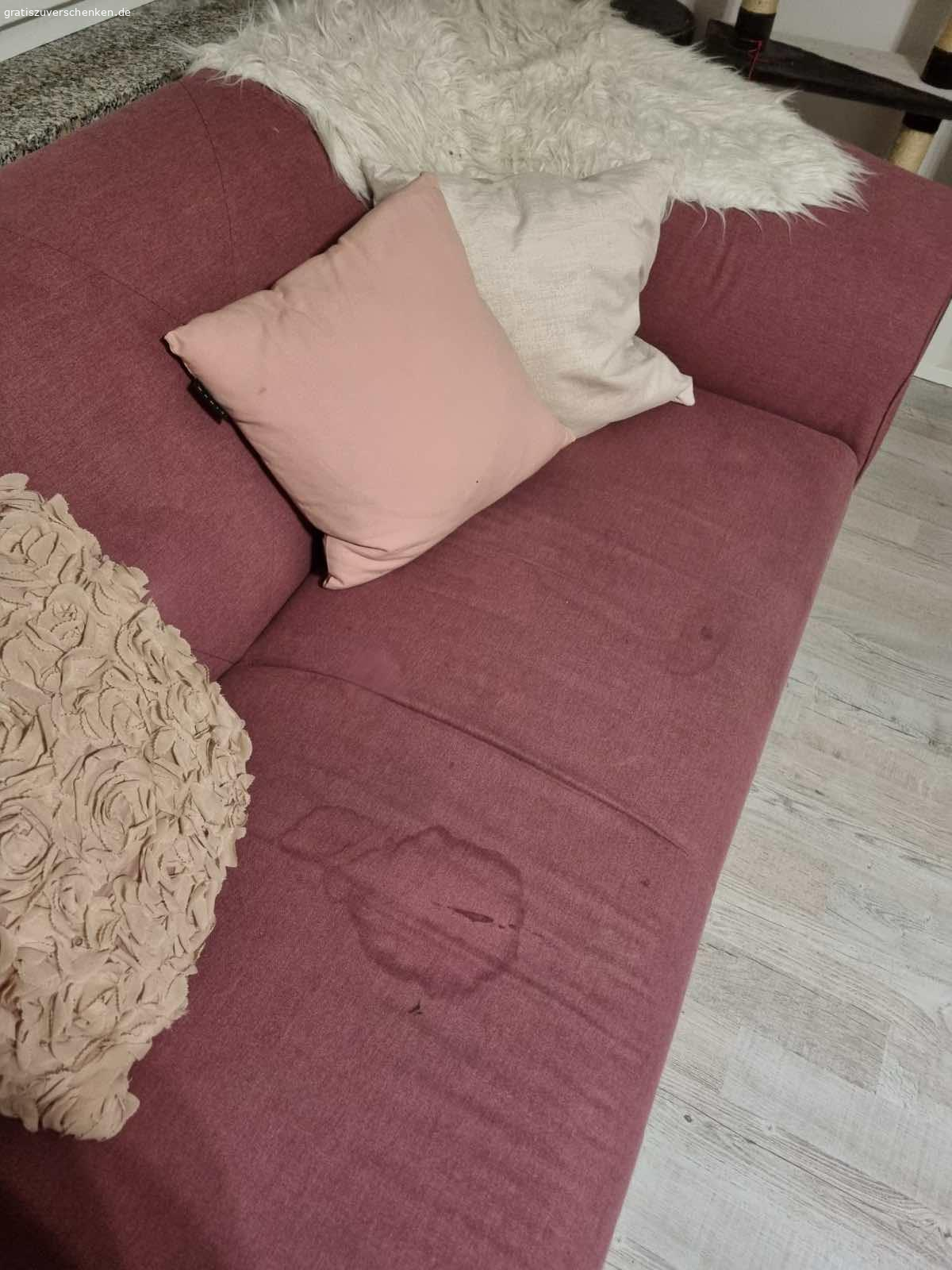 Lila Couch/Sofa zu Verschenken. Habe es ungefähr 7Jahre benutzt. Hat paar fFecken die man bestimmt sauber bekommt.