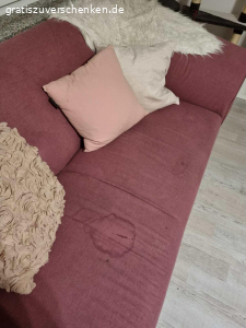 Lila Couch/Sofa zu Verschenken. Habe es ungefähr 7Jahre benutzt. Hat paar fFecken die man bestimmt sauber bekommt.