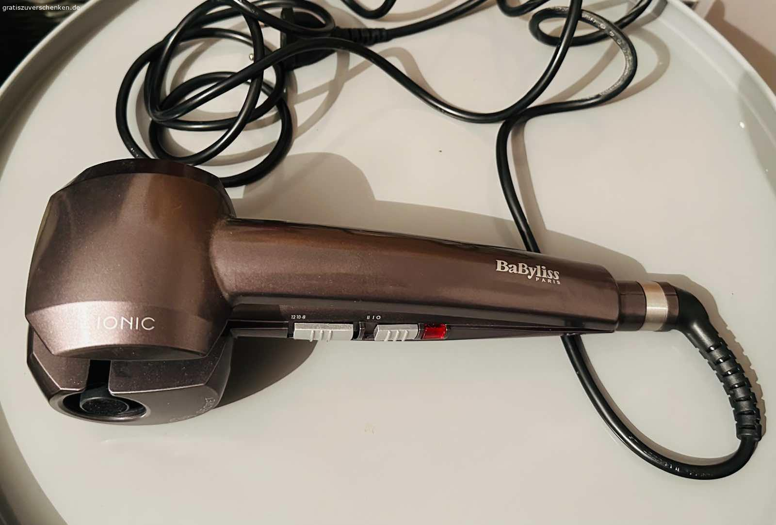 Lockengerät von Babyliss. Das Gerät ist schon einige Jahre alt, wurde allerdings nur wenige Male benutzt. Es eignet sich aus meiner sich eher für kurze bis mittellange Haare. Je länger das Haar desto wahrscheinlicher, dass sich die Strähne verheddert. Da ich lange Haare habe, nutze ich es nicht mehr.