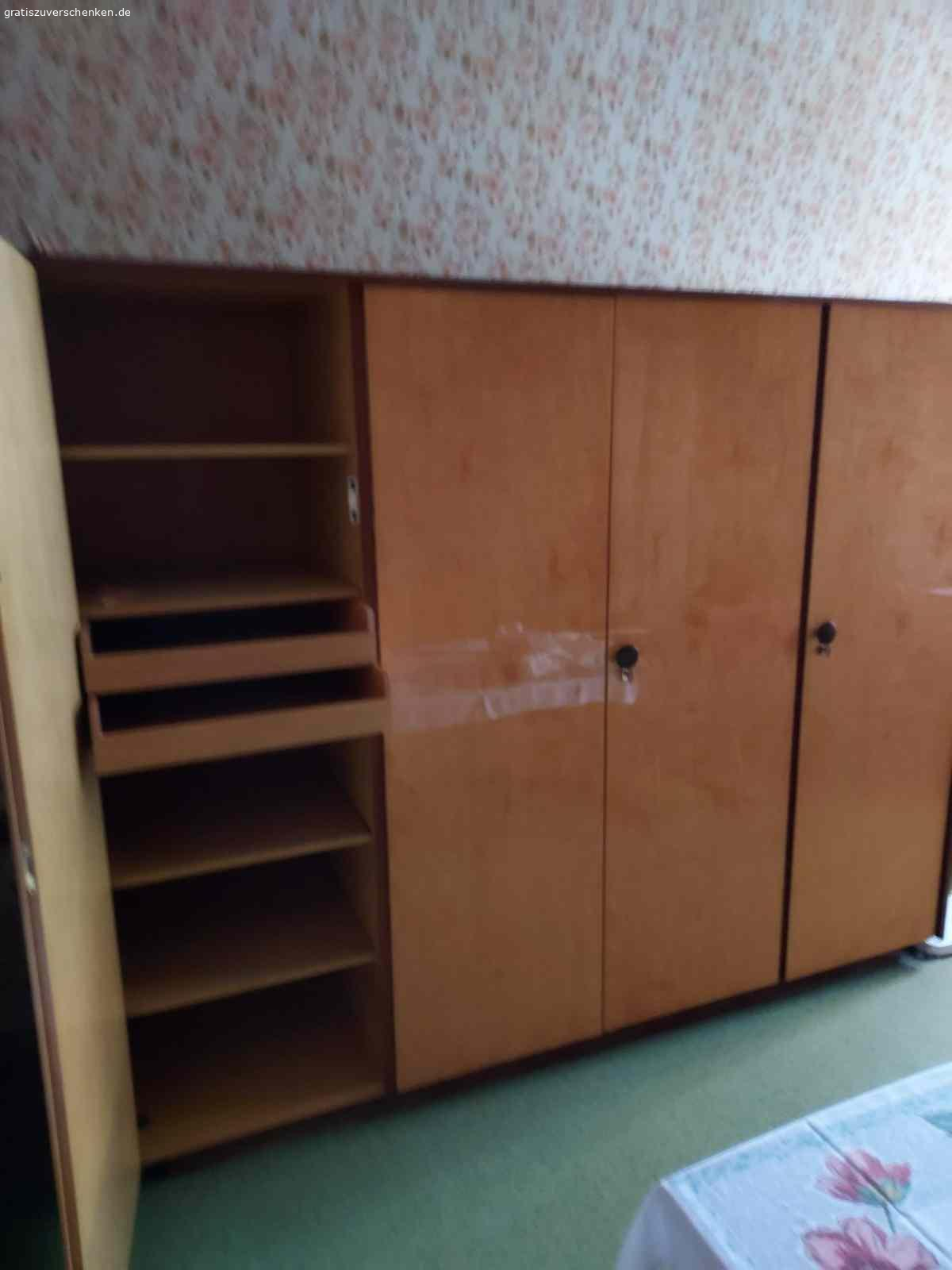 Möbel. Schlafzimmerschrank und Anrichte
Couch und 1 Sessel
2 Anrichten Wohnzimmer
Wohnzimmerschrank