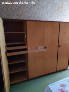 Möbel. Schlafzimmerschrank und Anrichte
Couch und 1 Sessel
2 Anrichten Wohnzimmer
Wohnzimmerschrank