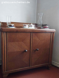 Möbel. Schlafzimmerschrank und Anrichte
Couch und 1 Sessel
2 Anrichten Wohnzimmer
Wohnzimmerschrank