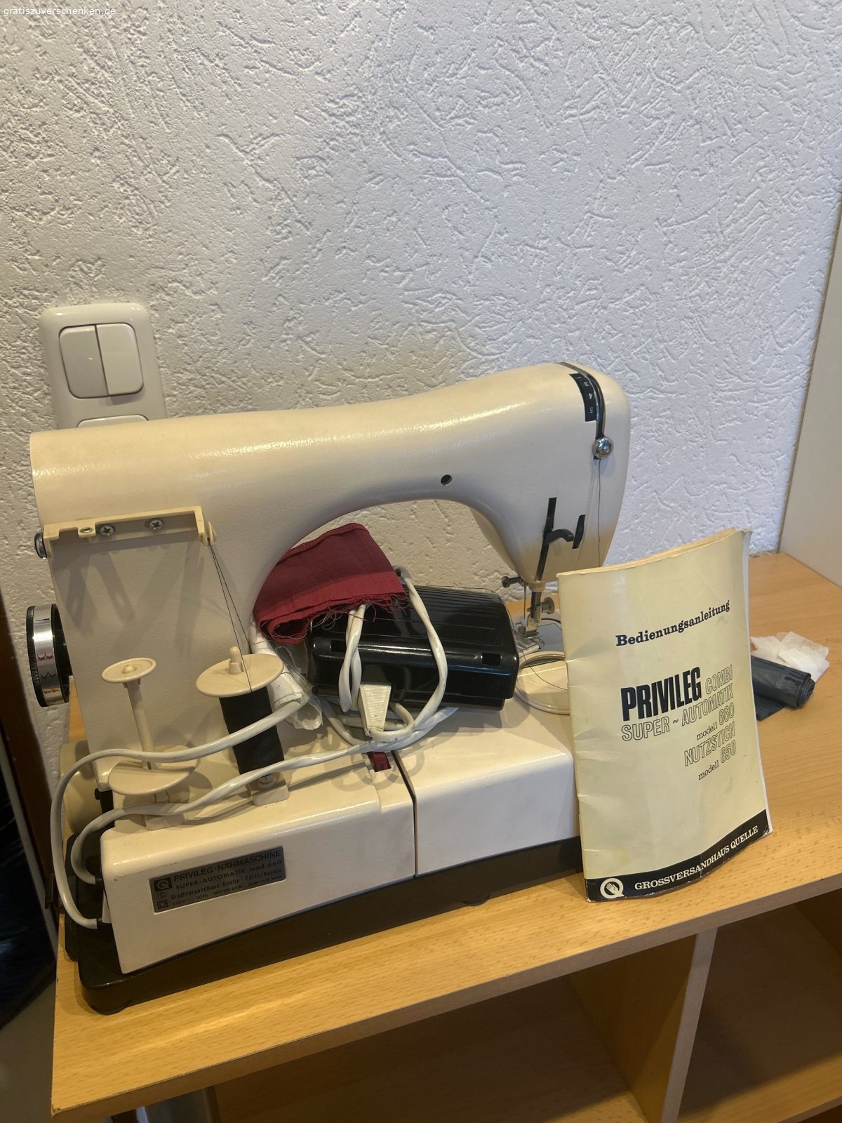 Nähmaschine. alte Nähmaschine mit Zubehör! alles originale Teile! die Maschine läuft noch und ist zuverlässig! Bedienungsanleitung, Zubehör zum öffnen und wechseln der Spulen vorhanden!