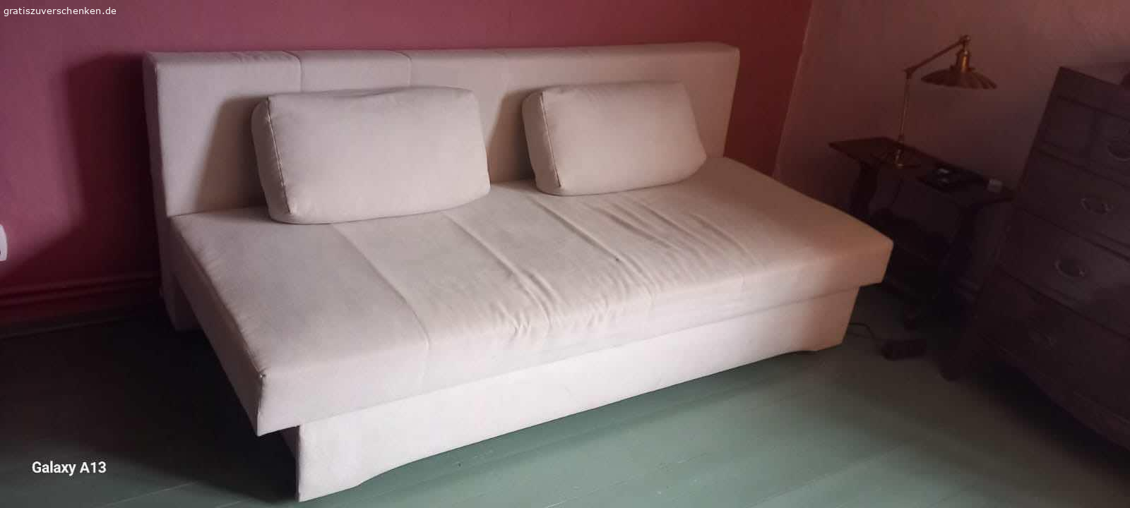 Naturfarbenrs Schlafsofa zu verschenken. Gut erhaltenes Schlafsofa mit gerãumigen Bettkasten für Selbstabholer. Masse: Liegeflãche 155x200.
Wie abgebildet!!