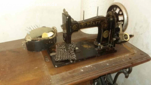 Original Pfaff-Nähmaschine. Zu verschenken ist eine wunderschöne alte original Pfaff-Nähmaschine mit Fußantrieb über eine Füßwippe. Das Gerät funktioniert. Es muss abgeholt werden. Bei Interesse gerne melden. Dann mache ich gerne einen Termin.
