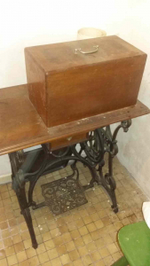 Original Pfaff-Nähmaschine. Zu verschenken ist eine wunderschöne alte original Pfaff-Nähmaschine mit Fußantrieb über eine Füßwippe. Das Gerät funktioniert. Es muss abgeholt werden. Bei Interesse gerne melden. Dann mache ich gerne einen Termin.