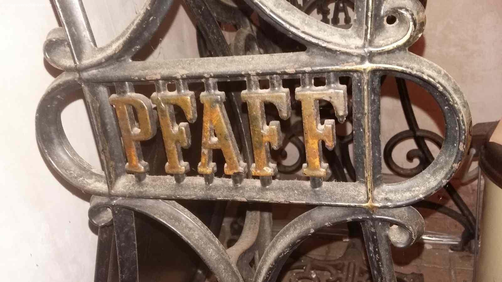 Original Pfaff-Nähmaschine. Zu verschenken ist eine wunderschöne alte original Pfaff-Nähmaschine mit Fußantrieb über eine Füßwippe. Das Gerät funktioniert. Es muss abgeholt werden. Bei Interesse gerne melden. Dann mache ich gerne einen Termin.