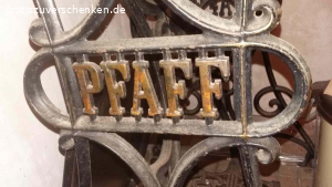 Original Pfaff-Nähmaschine. Zu verschenken ist eine wunderschöne alte original Pfaff-Nähmaschine mit Fußantrieb über eine Füßwippe. Das Gerät funktioniert. Es muss abgeholt werden. Bei Interesse gerne melden. Dann mache ich gerne einen Termin.