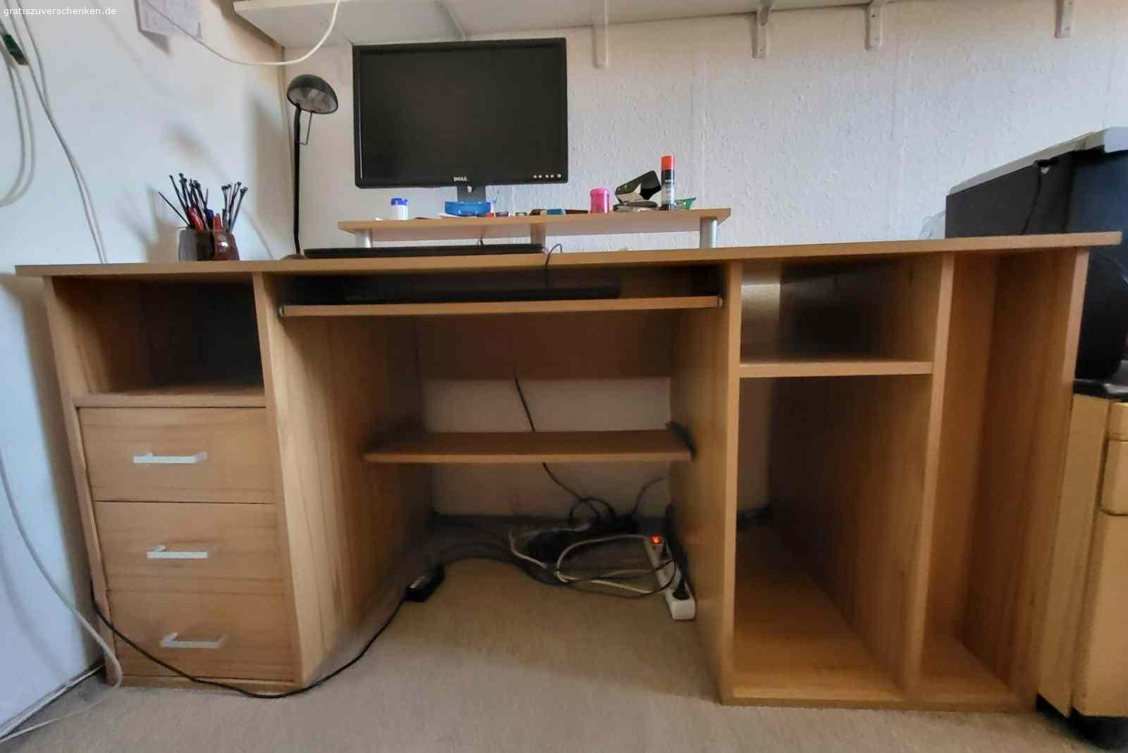 PC-Schreibtisch zu verschenken. gut erhaltener PC-Schreibtisch mit Schubladen zu verschenken
ca. 125 cm lang, ca. 70 cm tief, ca. 75 cm hoch

NUR SELBSTABHOLGER!