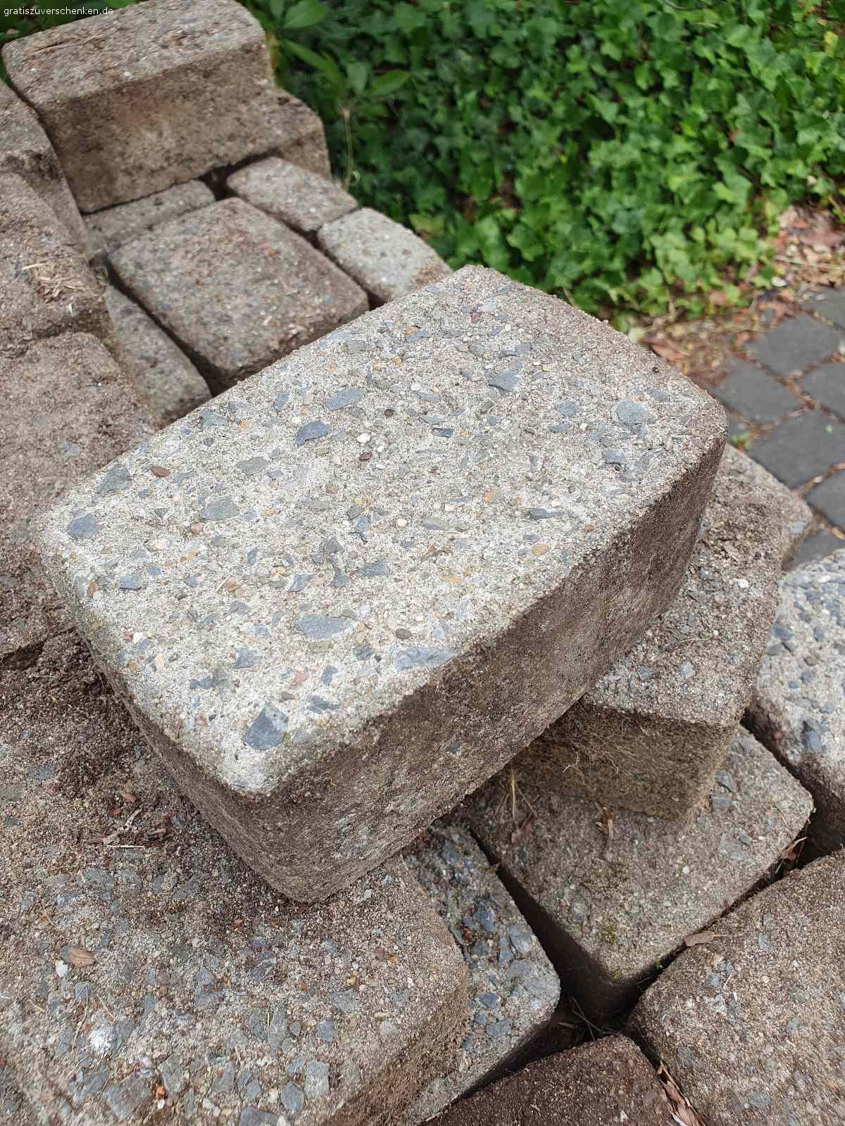 Pflastersteine zu verschenken - top Zustand. Zu verschenken:

Beton Pflastersteine,
Sofort verfügbar wäre die Fläche von 3 Parkplätzen,
über 30qm + diverse Teilsteine stehen bereits ausgebaut und abholbereit direkt am Straßenrand. etwa 14qm sind hellgrau, die übrigen anthrazit bzw. dunkelgrau.  Die Dunkelgrauen sind etwas moderner mit diesen Rillen an den Seiten. 
Die Steine sind ca.: 17,5cm * 11,5cm und ca. 8cm hoch.
zur Selbstabholung, bzw. weitere 15qm zum Selber ausbauen...
ich gebe gerne auch Teilmengen ab.

Die Steine sind völlig ok. An den Seiten noch etwas erdig, aber keine Abgesprungenen Kanten oder sonst was. Halten stabil auch schwere Lasten über Jahrzehnte aus :-) ... wir brauchen nur nicht mehr so viele Parkplätze und wandeln die Fläche in was Grünes um :-)

Es sind auch halbe und Viertelsteine dabei. .. kann mal also ohne mühevolle Sägearbeiten direkt eine Fläche mit auslegen :-)

Abholung wäre in Langenfeld Nähe Hilden/Düsseldorf
..fast jede Zeit möglich, da ich eh im Homeoffice arbeite ...bzw. die Steine stehen ja eh am Straßenrand mit Kennzeichnung, das sie gerne mitgenommen werden dürfen :-)

..wir haben auch noch Gehwegplatten in 30cm * 30cm und 4,8cm hoch übrig, .. die sind aber teilweise mit etwas Mörtelresten an der Unterseite. Aber unter einem Gartenhaus oder als Gartenweg noch gut geeignet.