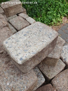 Pflastersteine zu verschenken - top Zustand. Zu verschenken:

Beton Pflastersteine,
Sofort verfügbar wäre die Fläche von 3 Parkplätzen,
über 30qm + diverse Teilsteine stehen bereits ausgebaut und abholbereit direkt am Straßenrand. etwa 14qm sind hellgrau, die übrigen anthrazit bzw. dunkelgrau.  Die Dunkelgrauen sind etwas moderner mit diesen Rillen an den Seiten. 
Die Steine sind ca.: 17,5cm * 11,5cm und ca. 8cm hoch.
zur Selbstabholung, bzw. weitere 15qm zum Selber ausbauen...
ich gebe gerne auch Teilmengen ab.

Die Steine sind völlig ok. An den Seiten noch etwas erdig, aber keine Abgesprungenen Kanten oder sonst was. Halten stabil auch schwere Lasten über Jahrzehnte aus :-) ... wir brauchen nur nicht mehr so viele Parkplätze und wandeln die Fläche in was Grünes um :-)

Es sind auch halbe und Viertelsteine dabei. .. kann mal also ohne mühevolle Sägearbeiten direkt eine Fläche mit auslegen :-)

Abholung wäre in Langenfeld Nähe Hilden/Düsseldorf
..fast jede Zeit möglich, da ich eh im Homeoffice arbeite ...bzw. die Steine stehen ja eh am Straßenrand mit Kennzeichnung, das sie gerne mitgenommen werden dürfen :-)

..wir haben auch noch Gehwegplatten in 30cm * 30cm und 4,8cm hoch übrig, .. die sind aber teilweise mit etwas Mörtelresten an der Unterseite. Aber unter einem Gartenhaus oder als Gartenweg noch gut geeignet.