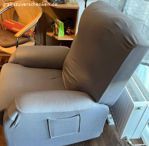 Relaxsessel. Hallo!

Ich habe heute einen Relaxsessel mit Liegefunktion für euch. Er hat Schutzbezüge, da er darunter einige größere Kratzer aufweist ansonsten
ist er außer Gebrauchsspuren noch gut erhalten.

Wer Interesse hat kann sich gerne bei mir melden und sich den bei mir abholen kommen hier in Siegen.

Keine Rücknahme und Garantie.