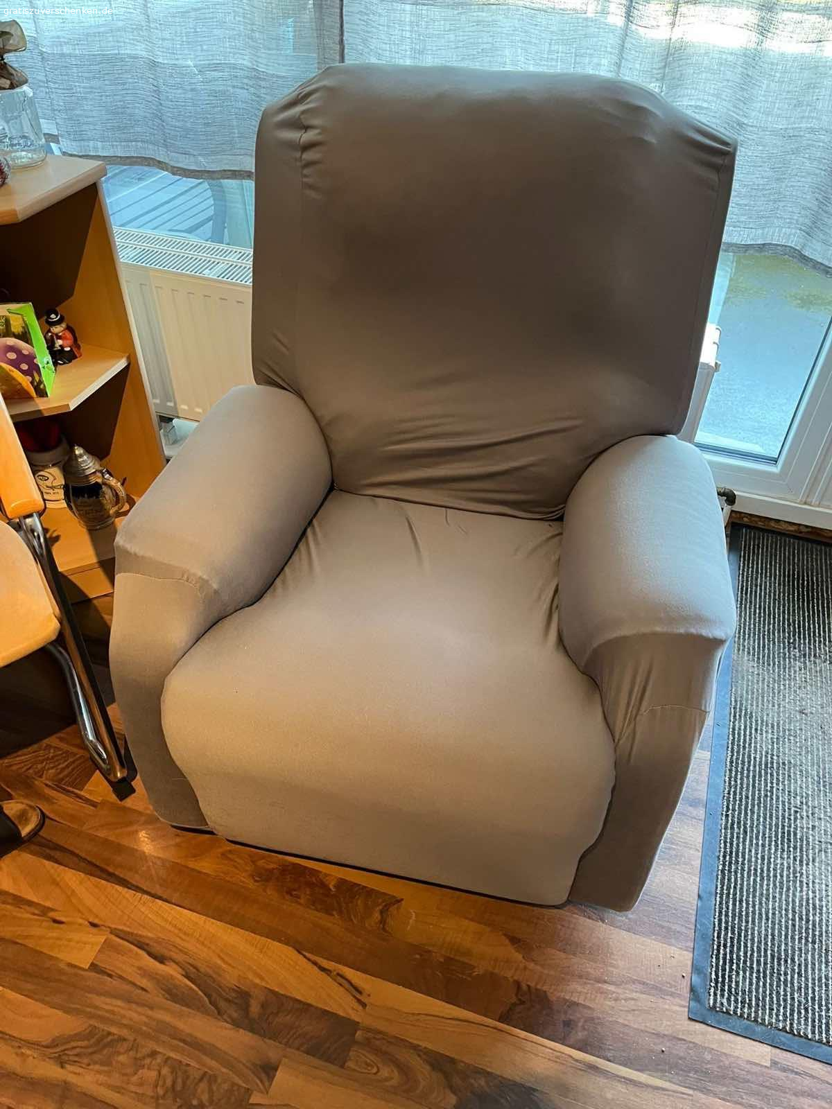 Relaxsessel. Hallo!

Ich habe heute einen Relaxsessel mit Liegefunktion für euch. Er hat Schutzbezüge, da er darunter einige größere Kratzer aufweist ansonsten
ist er außer Gebrauchsspuren noch gut erhalten.

Wer Interesse hat kann sich gerne bei mir melden und sich den bei mir abholen kommen hier in Siegen.

Keine Rücknahme und Garantie.