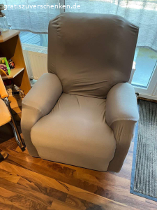 Relaxsessel. Hallo!

Ich habe heute einen Relaxsessel mit Liegefunktion für euch. Er hat Schutzbezüge, da er darunter einige größere Kratzer aufweist ansonsten
ist er außer Gebrauchsspuren noch gut erhalten.

Wer Interesse hat kann sich gerne bei mir melden und sich den bei mir abholen kommen hier in Siegen.

Keine Rücknahme und Garantie.