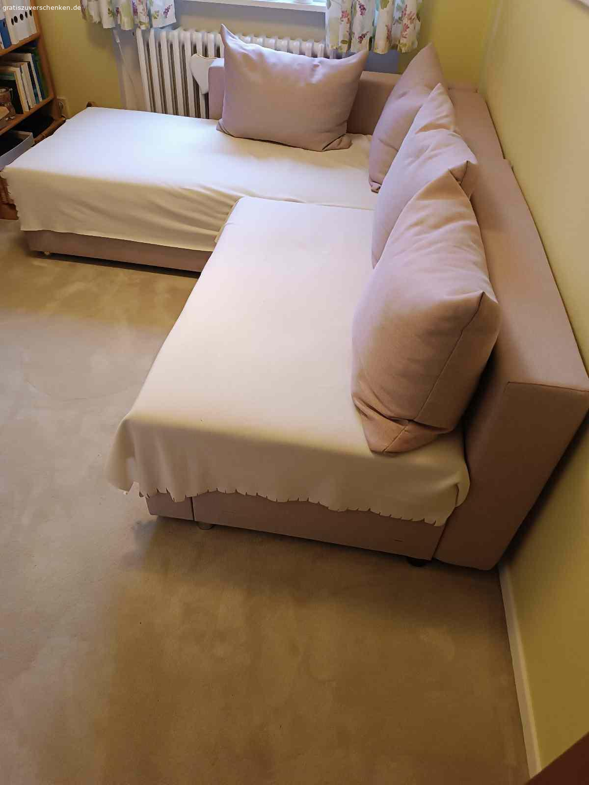 Schlaf - Couch. Verschenke Schlaf - Couch - Garnitur, zum  selbst abholen.