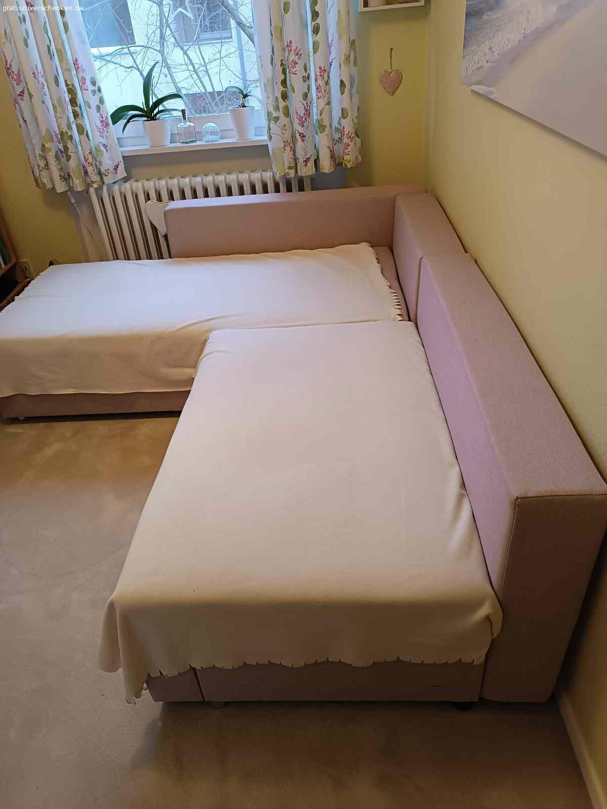 Schlaf - Couch. Verschenke Schlaf - Couch - Garnitur, zum  selbst abholen.