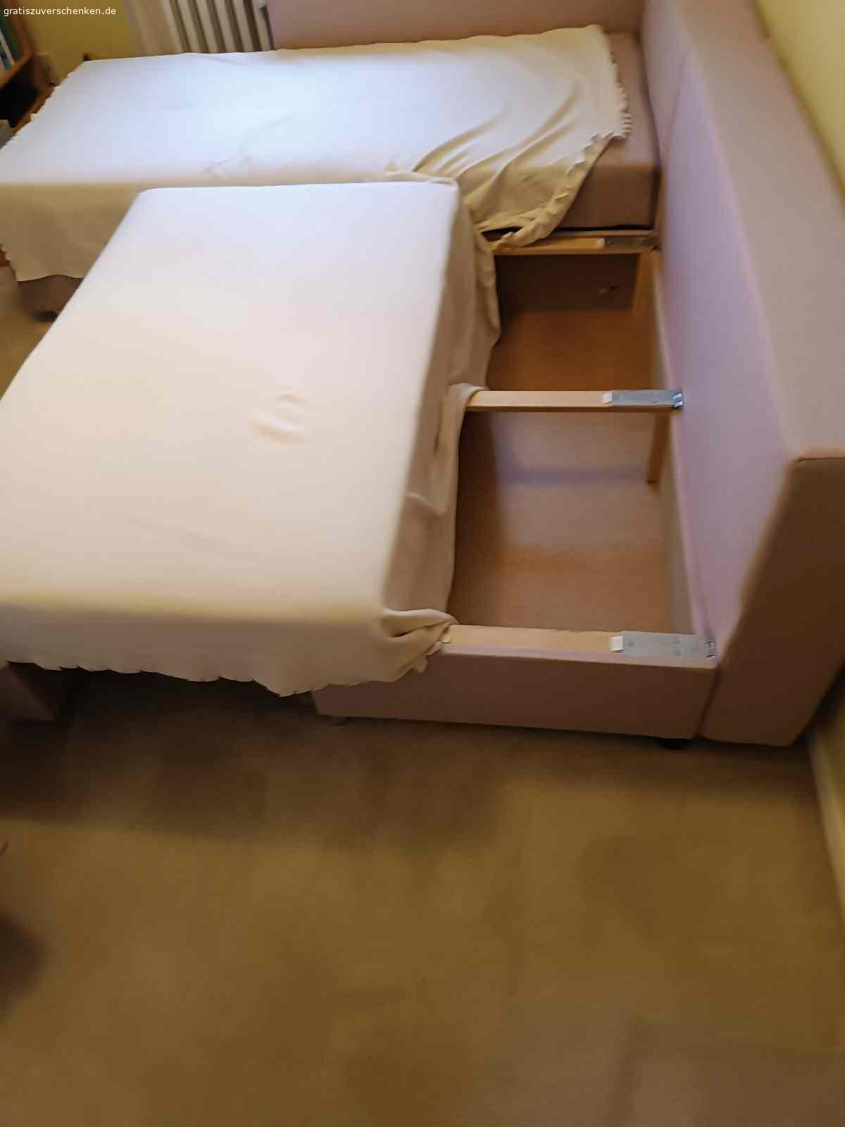 Schlaf - Couch. Verschenke Schlaf - Couch - Garnitur, zum  selbst abholen.