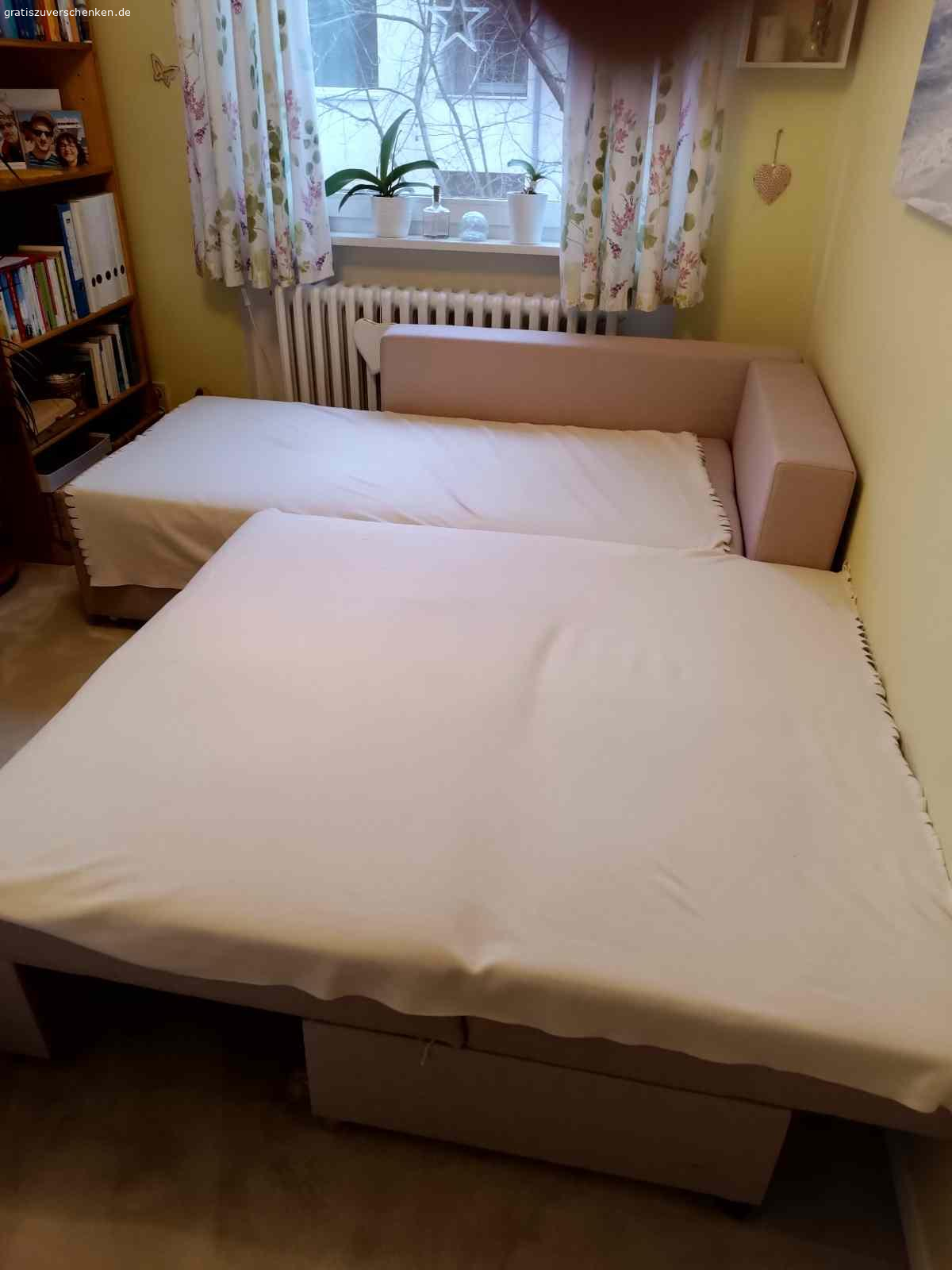 Schlaf - Couch. Verschenke Schlaf - Couch - Garnitur, zum  selbst abholen.