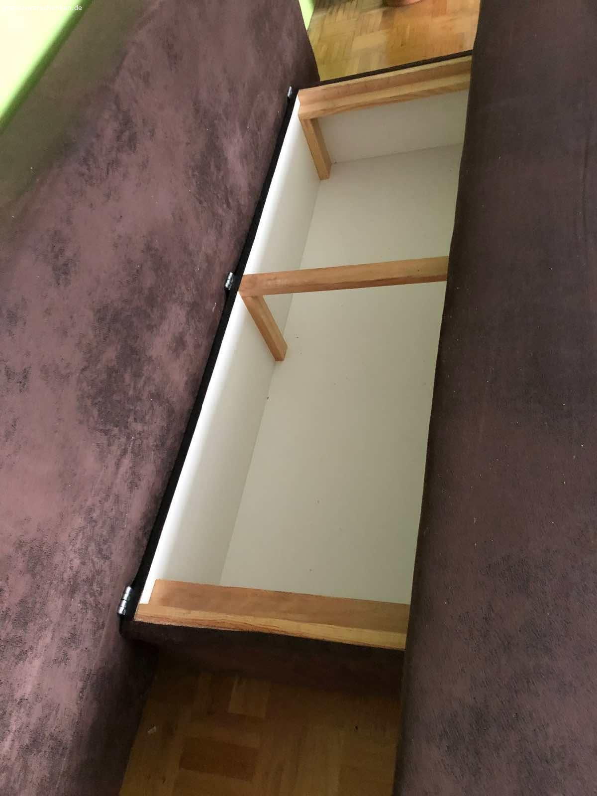 Schlafcouch mit Bettkasten. Schlafcouch mit Bettkasten in Veloursleder-Optik /Antik-Optik
Inkl. 4 Kissen
Breite 2,0m/Tiefe 0,95m/Höhe 0,75m
zur Abholung