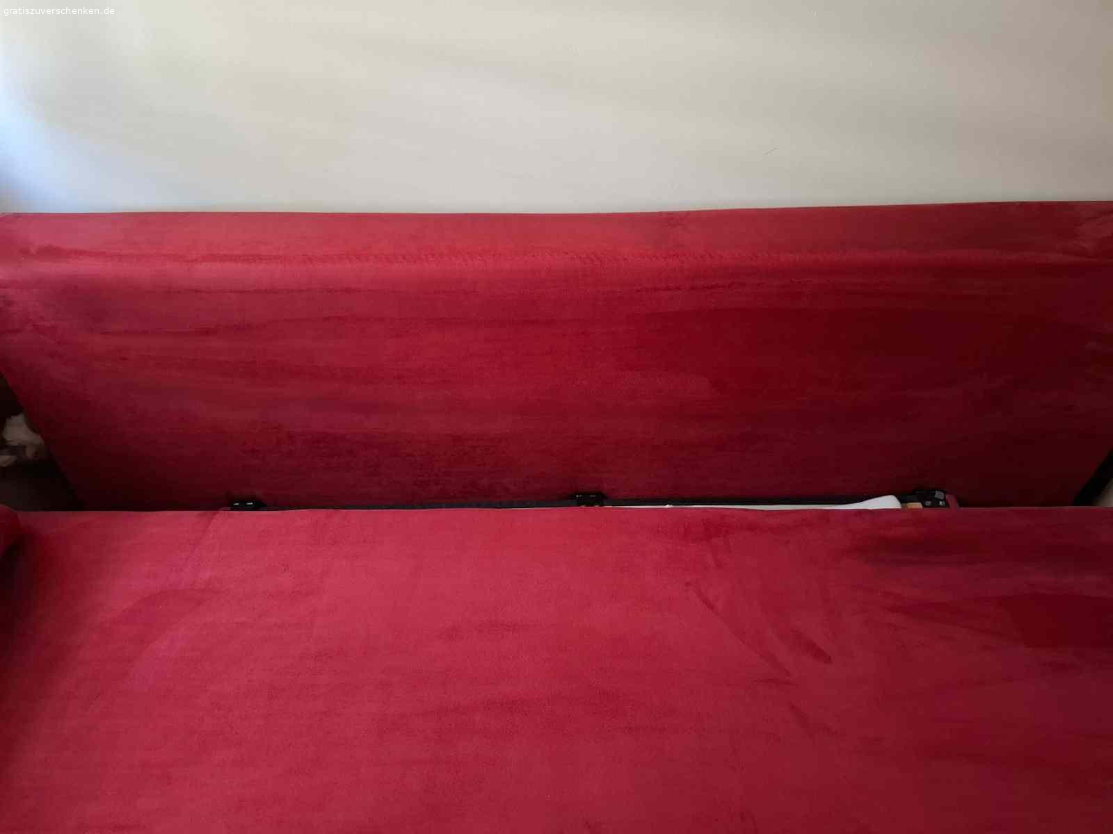 Schlafsofa mit Bettkasten  wenig benutzt.. Schlafsofa (zum Doppelbett ausziehbar) mit Bettkasten zu verschenken. Die Maße sind:
Länge: 195 cm
Breite : 2 x 80 cm
Farbe: Weinrot
Bezug: Microfaser
Abholung mit 2 Mann
