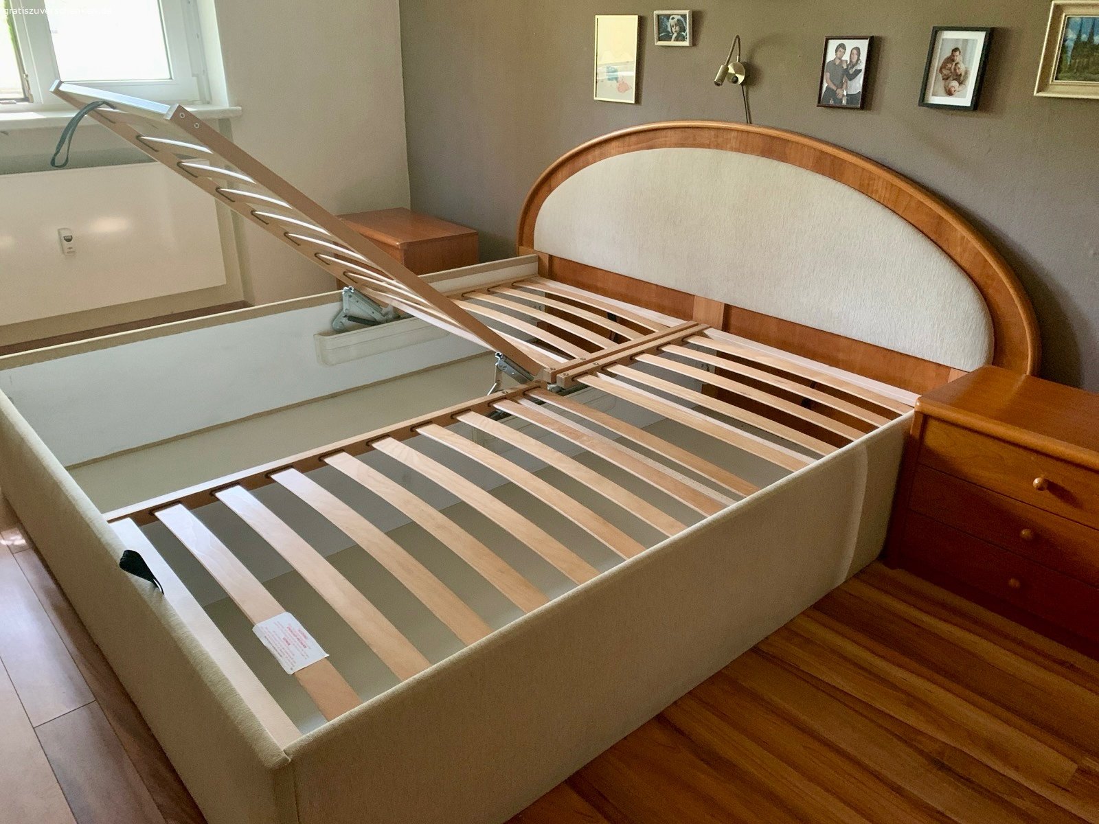 Schlafzimmer Bett-Kommode-Nachtschränkchen. Biete Polsterbett mit Bettkasten, mit Nachtkästchen und Kommode. Alles gut erhalten 
Kirschholz. Für Matratzen Größe 90x200. Ohne Matratzen 
Abholen sofort, spätestens bis 14.9.26