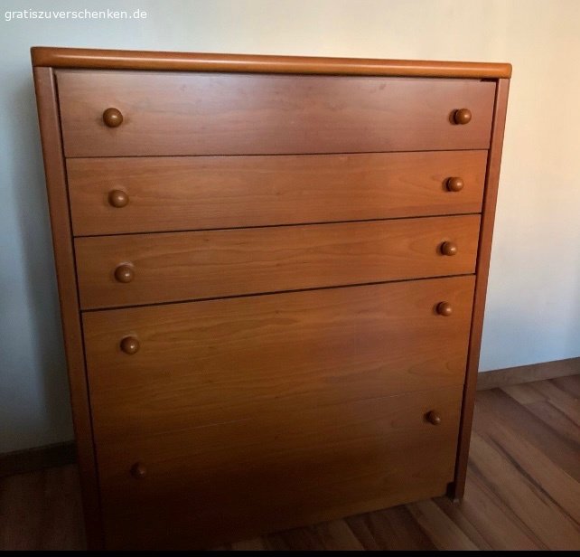 Schlafzimmer Bett-Kommode-Nachtschränkchen. Biete Polsterbett mit Bettkasten, mit Nachtkästchen und Kommode. Alles gut erhalten 
Kirschholz. Für Matratzen Größe 90x200. Ohne Matratzen 
Abholen sofort, spätestens bis 14.9.26