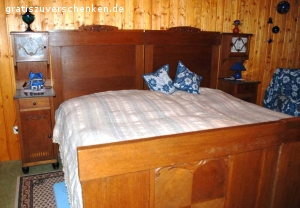 Schlafzimmer von 1925 als Gästezimmerattraktion. Ein zur Hochzeit 1925 gekauftes Schlafzimmer mit 2 Rückwandbetten, 2 Nachttischschränkchen mit Medizinfach oben und Steinplatte, ein Kleiderschrank mit ovalem Spiegel, der erneuert gehört, eine Spiegelkommode mit gutem Spiegel , 4 Schubfächern und Steinplatte, zwei neuwertige Matratzen. Da wir nun keinen Übernachtungsbesuch mehr empfangen, möchten wir uns davon schweren Herzens trennen. Die Großeltern hatten es sich 1925  hart erspart. Hier noch ein paar Maße: Kommode: unterer Teil  ist 73 cm hoch, Tiefe der Steinplatte ist 60 cm, Höhe mit Spiegel ca. 190 cm. Nachtkästchen 138 hoch und 40 cm tief,  Schrank ca. 200 hoch , 63 tief und 160 cm breit.  Die Füße aus Holz sollten neu behandelt werden, einfach frisch gestrichen,  ebenso sollte man die Griffe am Schrank austauschen. Die Griffe an der Kommode sind in Ordnung und noch original.  2 Paradekissenüberzüge samt Paradekissen könnten ebenfalls geschenkt werden. Das Schlafzimmer würde auch gut in einen restaurierten Bauernhof passen, insofern die Treppenhäuser nicht zu eng sind, um es ins OG zu bekommen, denn der untere Teil der Kommode kann nicht zerlegt werden, der Schrank und die Betten wohl schon.  Geschenkt, ohne Decostücke, ohne Lampen, ohne Vasen !  
Es ist nur eine Abholung möglich .