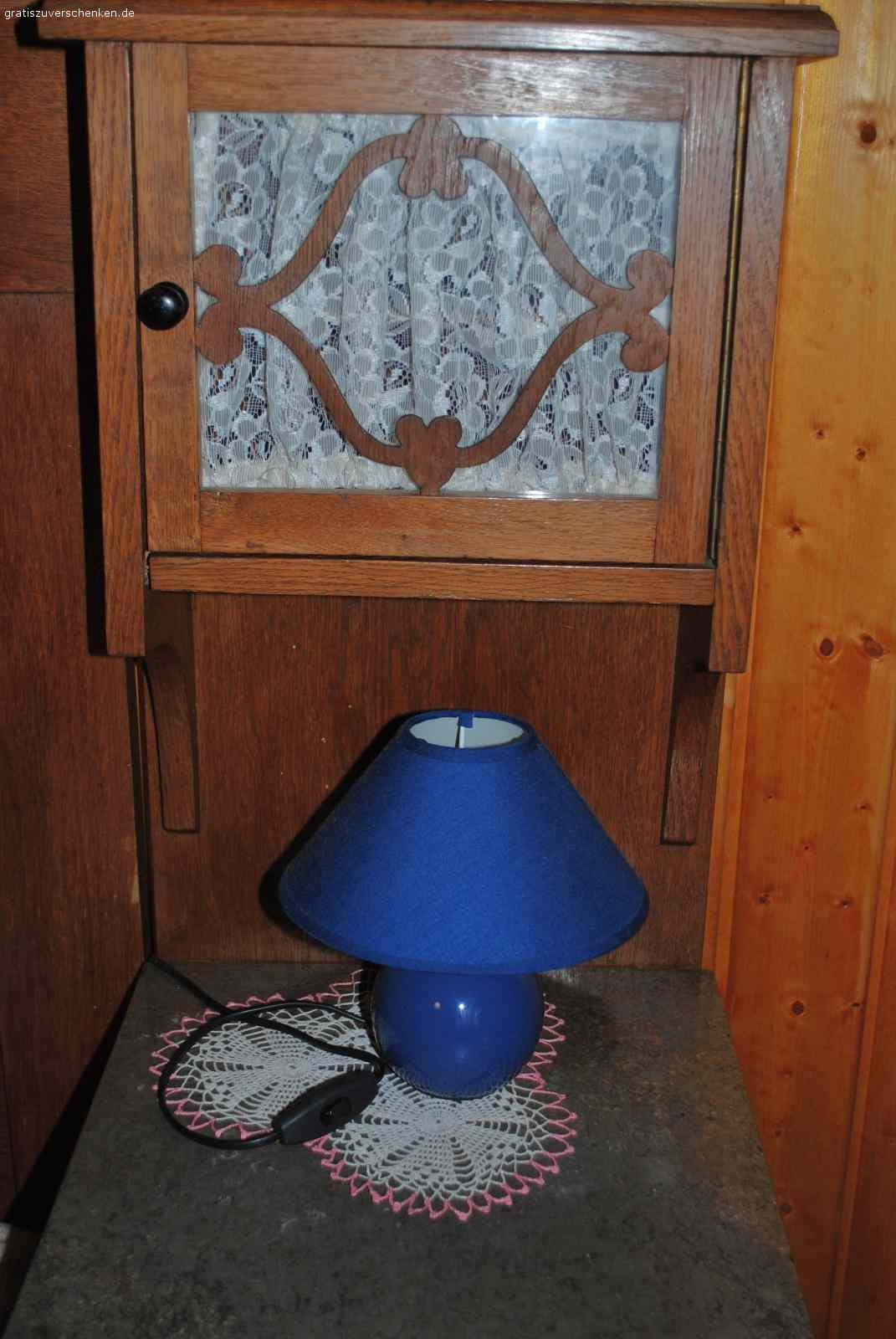 Schlafzimmer von 1925 als Gästezimmerattraktion. Ein zur Hochzeit 1925 gekauftes Schlafzimmer mit 2 Rückwandbetten, 2 Nachttischschränkchen mit Medizinfach oben und Steinplatte, ein Kleiderschrank mit ovalem Spiegel, der erneuert gehört, eine Spiegelkommode mit gutem Spiegel , 4 Schubfächern und Steinplatte, zwei neuwertige Matratzen. Da wir nun keinen Übernachtungsbesuch mehr empfangen, möchten wir uns davon schweren Herzens trennen. Die Großeltern hatten es sich 1925  hart erspart. Hier noch ein paar Maße: Kommode: unterer Teil  ist 73 cm hoch, Tiefe der Steinplatte ist 60 cm, Höhe mit Spiegel ca. 190 cm. Nachtkästchen 138 hoch und 40 cm tief,  Schrank ca. 200 hoch , 63 tief und 160 cm breit.  Die Füße aus Holz sollten neu behandelt werden, einfach frisch gestrichen,  ebenso sollte man die Griffe am Schrank austauschen. Die Griffe an der Kommode sind in Ordnung und noch original.  2 Paradekissenüberzüge samt Paradekissen könnten ebenfalls geschenkt werden. Das Schlafzimmer würde auch gut in einen restaurierten Bauernhof passen, insofern die Treppenhäuser nicht zu eng sind, um es ins OG zu bekommen, denn der untere Teil der Kommode kann nicht zerlegt werden, der Schrank und die Betten wohl schon.  Geschenkt, ohne Decostücke, ohne Lampen, ohne Vasen !  
Es ist nur eine Abholung möglich .