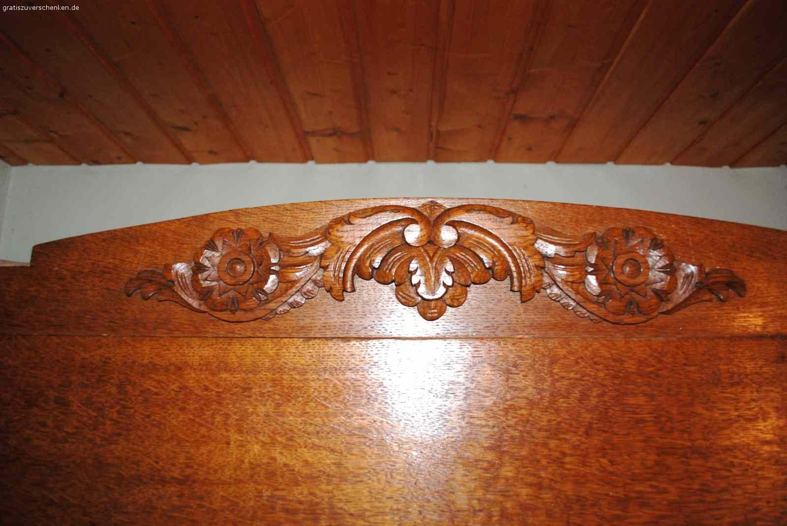 Schlafzimmer von 1925 als Gästezimmerattraktion. Ein zur Hochzeit 1925 gekauftes Schlafzimmer mit 2 Rückwandbetten, 2 Nachttischschränkchen mit Medizinfach oben und Steinplatte, ein Kleiderschrank mit ovalem Spiegel, der erneuert gehört, eine Spiegelkommode mit gutem Spiegel , 4 Schubfächern und Steinplatte, zwei neuwertige Matratzen. Da wir nun keinen Übernachtungsbesuch mehr empfangen, möchten wir uns davon schweren Herzens trennen. Die Großeltern hatten es sich 1925  hart erspart. Hier noch ein paar Maße: Kommode: unterer Teil  ist 73 cm hoch, Tiefe der Steinplatte ist 60 cm, Höhe mit Spiegel ca. 190 cm. Nachtkästchen 138 hoch und 40 cm tief,  Schrank ca. 200 hoch , 63 tief und 160 cm breit.  Die Füße aus Holz sollten neu behandelt werden, einfach frisch gestrichen,  ebenso sollte man die Griffe am Schrank austauschen. Die Griffe an der Kommode sind in Ordnung und noch original.  2 Paradekissenüberzüge samt Paradekissen könnten ebenfalls geschenkt werden. Das Schlafzimmer würde auch gut in einen restaurierten Bauernhof passen, insofern die Treppenhäuser nicht zu eng sind, um es ins OG zu bekommen, denn der untere Teil der Kommode kann nicht zerlegt werden, der Schrank und die Betten wohl schon.  Geschenkt, ohne Decostücke, ohne Lampen, ohne Vasen !  
Es ist nur eine Abholung möglich .