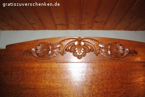 Schlafzimmer von 1925 als Gästezimmerattraktion. Ein zur Hochzeit 1925 gekauftes Schlafzimmer mit 2 Rückwandbetten, 2 Nachttischschränkchen mit Medizinfach oben und Steinplatte, ein Kleiderschrank mit ovalem Spiegel, der erneuert gehört, eine Spiegelkommode mit gutem Spiegel , 4 Schubfächern und Steinplatte, zwei neuwertige Matratzen. Da wir nun keinen Übernachtungsbesuch mehr empfangen, möchten wir uns davon schweren Herzens trennen. Die Großeltern hatten es sich 1925  hart erspart. Hier noch ein paar Maße: Kommode: unterer Teil  ist 73 cm hoch, Tiefe der Steinplatte ist 60 cm, Höhe mit Spiegel ca. 190 cm. Nachtkästchen 138 hoch und 40 cm tief,  Schrank ca. 200 hoch , 63 tief und 160 cm breit.  Die Füße aus Holz sollten neu behandelt werden, einfach frisch gestrichen,  ebenso sollte man die Griffe am Schrank austauschen. Die Griffe an der Kommode sind in Ordnung und noch original.  2 Paradekissenüberzüge samt Paradekissen könnten ebenfalls geschenkt werden. Das Schlafzimmer würde auch gut in einen restaurierten Bauernhof passen, insofern die Treppenhäuser nicht zu eng sind, um es ins OG zu bekommen, denn der untere Teil der Kommode kann nicht zerlegt werden, der Schrank und die Betten wohl schon.  Geschenkt, ohne Decostücke, ohne Lampen, ohne Vasen !  
Es ist nur eine Abholung möglich .