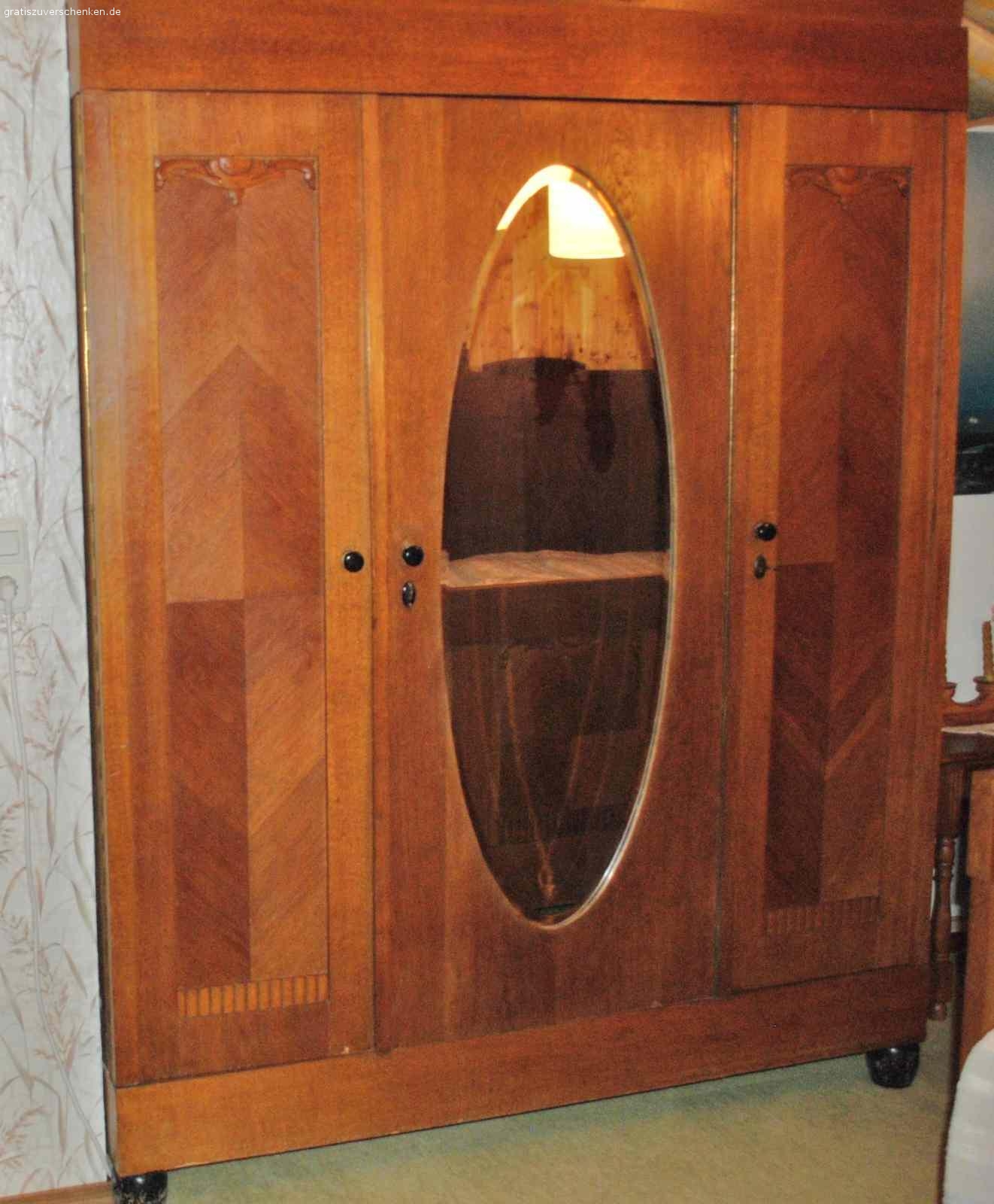 Schlafzimmer von 1925 als Gästezimmerattraktion. Ein zur Hochzeit 1925 gekauftes Schlafzimmer mit 2 Rückwandbetten, 2 Nachttischschränkchen mit Medizinfach oben und Steinplatte, ein Kleiderschrank mit ovalem Spiegel, der erneuert gehört, eine Spiegelkommode mit gutem Spiegel , 4 Schubfächern und Steinplatte, zwei neuwertige Matratzen. Da wir nun keinen Übernachtungsbesuch mehr empfangen, möchten wir uns davon schweren Herzens trennen. Die Großeltern hatten es sich 1925  hart erspart. Hier noch ein paar Maße: Kommode: unterer Teil  ist 73 cm hoch, Tiefe der Steinplatte ist 60 cm, Höhe mit Spiegel ca. 190 cm. Nachtkästchen 138 hoch und 40 cm tief,  Schrank ca. 200 hoch , 63 tief und 160 cm breit.  Die Füße aus Holz sollten neu behandelt werden, einfach frisch gestrichen,  ebenso sollte man die Griffe am Schrank austauschen. Die Griffe an der Kommode sind in Ordnung und noch original.  2 Paradekissenüberzüge samt Paradekissen könnten ebenfalls geschenkt werden. Das Schlafzimmer würde auch gut in einen restaurierten Bauernhof passen, insofern die Treppenhäuser nicht zu eng sind, um es ins OG zu bekommen, denn der untere Teil der Kommode kann nicht zerlegt werden, der Schrank und die Betten wohl schon.  Geschenkt, ohne Decostücke, ohne Lampen, ohne Vasen !  
Es ist nur eine Abholung möglich .