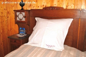 Schlafzimmer von 1925 als Gästezimmerattraktion. Ein zur Hochzeit 1925 gekauftes Schlafzimmer mit 2 Rückwandbetten, 2 Nachttischschränkchen mit Medizinfach oben und Steinplatte, ein Kleiderschrank mit ovalem Spiegel, der erneuert gehört, eine Spiegelkommode mit gutem Spiegel , 4 Schubfächern und Steinplatte, zwei neuwertige Matratzen. Da wir nun keinen Übernachtungsbesuch mehr empfangen, möchten wir uns davon schweren Herzens trennen. Die Großeltern hatten es sich 1925  hart erspart. Hier noch ein paar Maße: Kommode: unterer Teil  ist 73 cm hoch, Tiefe der Steinplatte ist 60 cm, Höhe mit Spiegel ca. 190 cm. Nachtkästchen 138 hoch und 40 cm tief,  Schrank ca. 200 hoch , 63 tief und 160 cm breit.  Die Füße aus Holz sollten neu behandelt werden, einfach frisch gestrichen,  ebenso sollte man die Griffe am Schrank austauschen. Die Griffe an der Kommode sind in Ordnung und noch original.  2 Paradekissenüberzüge samt Paradekissen könnten ebenfalls geschenkt werden. Das Schlafzimmer würde auch gut in einen restaurierten Bauernhof passen, insofern die Treppenhäuser nicht zu eng sind, um es ins OG zu bekommen, denn der untere Teil der Kommode kann nicht zerlegt werden, der Schrank und die Betten wohl schon.  Geschenkt, ohne Decostücke, ohne Lampen, ohne Vasen !  
Es ist nur eine Abholung möglich .