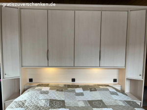 Schlafzimmer Weiß-Kirsche Nachbildung 7 teilig. Ab sofort an Selbstholer abzugeben

H=2,27m
Bestehend aus (s. Zeichnung der ürsprünglichen Aufstellung v. Li. Nach re.):
Schrägeelement 48cm, Schrank 30cm, Eckschrank m. Spiegel und runde Kleiderstange 91x91cm, Schrank 30cm, Überbau m. Beleuchtung 2,71m, 2-ter Echschrank, Schrank 30cm.
Den Fotos können Sie entnehmen, dass sich die Teile im Zusammenbau variieren lassen.
Wahlweise m. Bettkasten OHNE Lattenrost und Matratzen.
Der Rahmen ist und unbeschädigt. Er wurde mit Wassermatratzen  genutzt und wurde nur zur Stabilisierung verstärkt. Evtl. müssen die Eckscharniere ausgetauscht werden. Teile müssen vom Abholer selbst abgebaut u. Aus der 1. Etage transportiert werden.