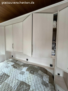 Schlafzimmer Weiß-Kirsche Nachbildung 7 teilig. Ab sofort an Selbstholer abzugeben

H=2,27m
Bestehend aus (s. Zeichnung der ürsprünglichen Aufstellung v. Li. Nach re.):
Schrägeelement 48cm, Schrank 30cm, Eckschrank m. Spiegel und runde Kleiderstange 91x91cm, Schrank 30cm, Überbau m. Beleuchtung 2,71m, 2-ter Echschrank, Schrank 30cm.
Den Fotos können Sie entnehmen, dass sich die Teile im Zusammenbau variieren lassen.
Wahlweise m. Bettkasten OHNE Lattenrost und Matratzen.
Der Rahmen ist und unbeschädigt. Er wurde mit Wassermatratzen  genutzt und wurde nur zur Stabilisierung verstärkt. Evtl. müssen die Eckscharniere ausgetauscht werden. Teile müssen vom Abholer selbst abgebaut u. Aus der 1. Etage transportiert werden.