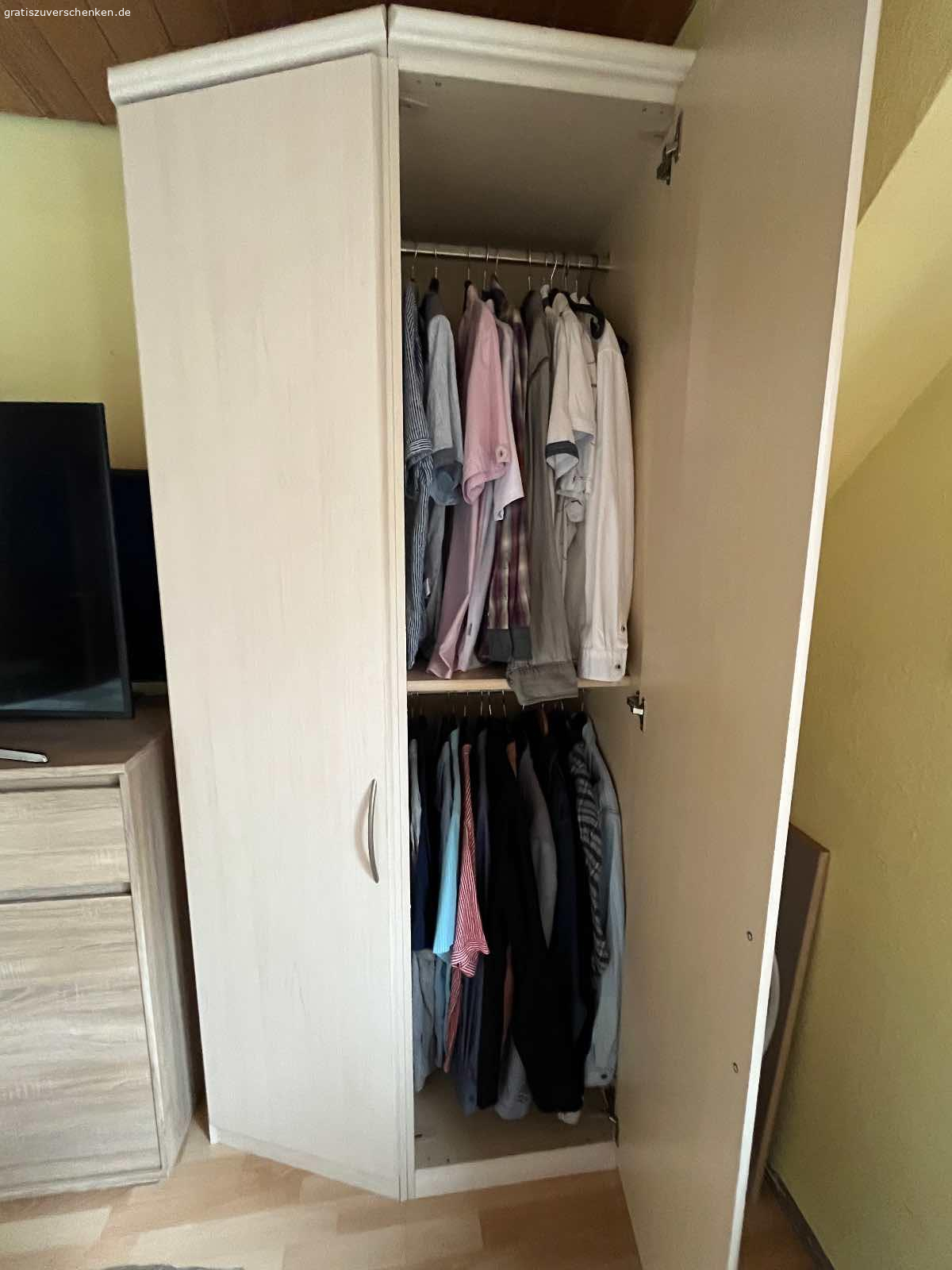 Schlafzimmer Weiß-Kirsche Nachbildung 7 teilig. Ab sofort an Selbstholer abzugeben

H=2,27m
Bestehend aus (s. Zeichnung der ürsprünglichen Aufstellung v. Li. Nach re.):
Schrägeelement 48cm, Schrank 30cm, Eckschrank m. Spiegel und runde Kleiderstange 91x91cm, Schrank 30cm, Überbau m. Beleuchtung 2,71m, 2-ter Echschrank, Schrank 30cm.
Den Fotos können Sie entnehmen, dass sich die Teile im Zusammenbau variieren lassen.
Wahlweise m. Bettkasten OHNE Lattenrost und Matratzen.
Der Rahmen ist und unbeschädigt. Er wurde mit Wassermatratzen  genutzt und wurde nur zur Stabilisierung verstärkt. Evtl. müssen die Eckscharniere ausgetauscht werden. Teile müssen vom Abholer selbst abgebaut u. Aus der 1. Etage transportiert werden.